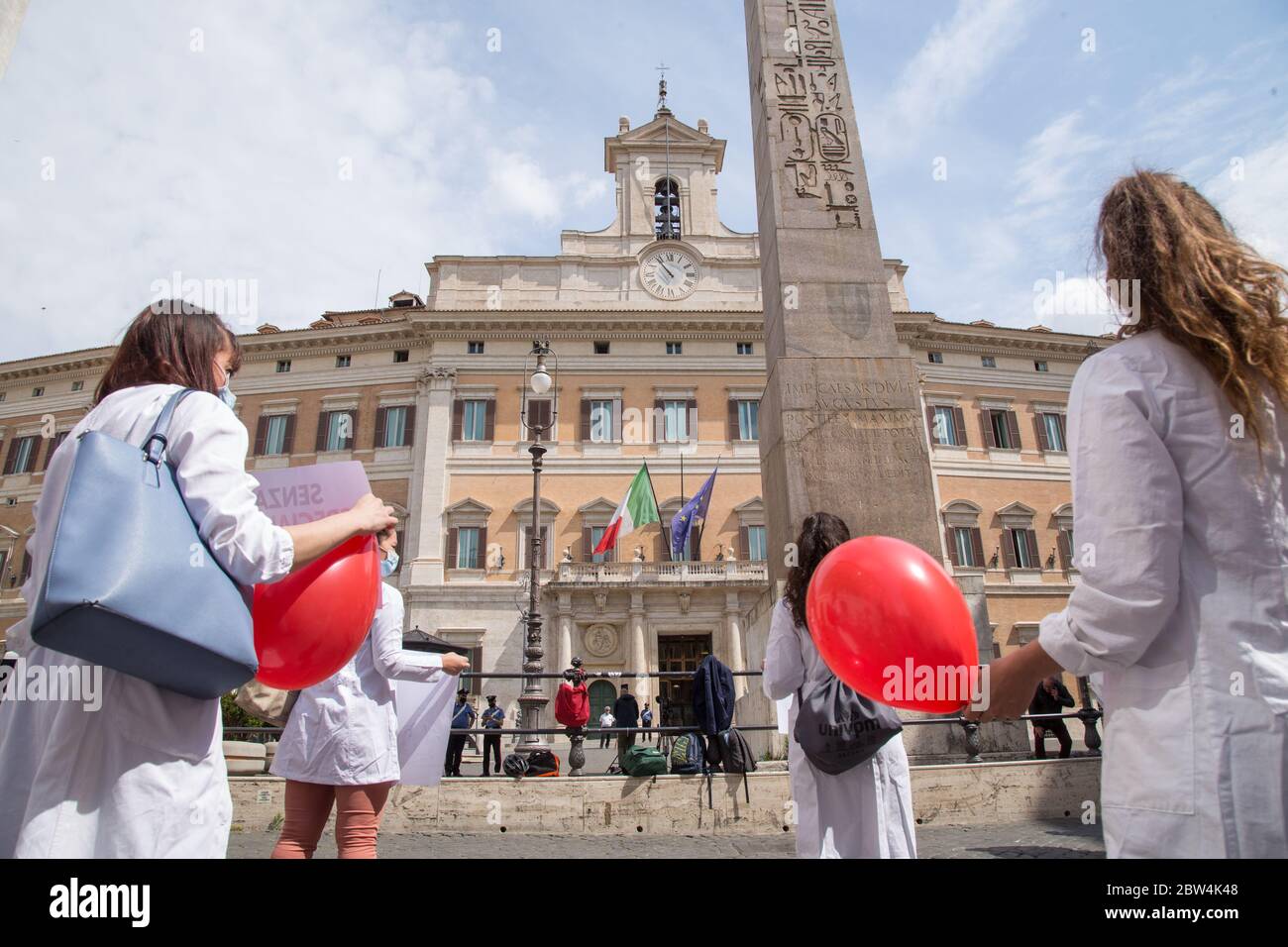 Roma, Italy. 29th May, 2020. Demonstration in front of Palazzo di Montecitorio in Rome organized by students, newly qualified doctors, gray lab coats, doctors in specialist and generalist training. (Photo by Matteo Nardone/Pacific Press) Credit: Pacific Press Agency/Alamy Live News Stock Photo