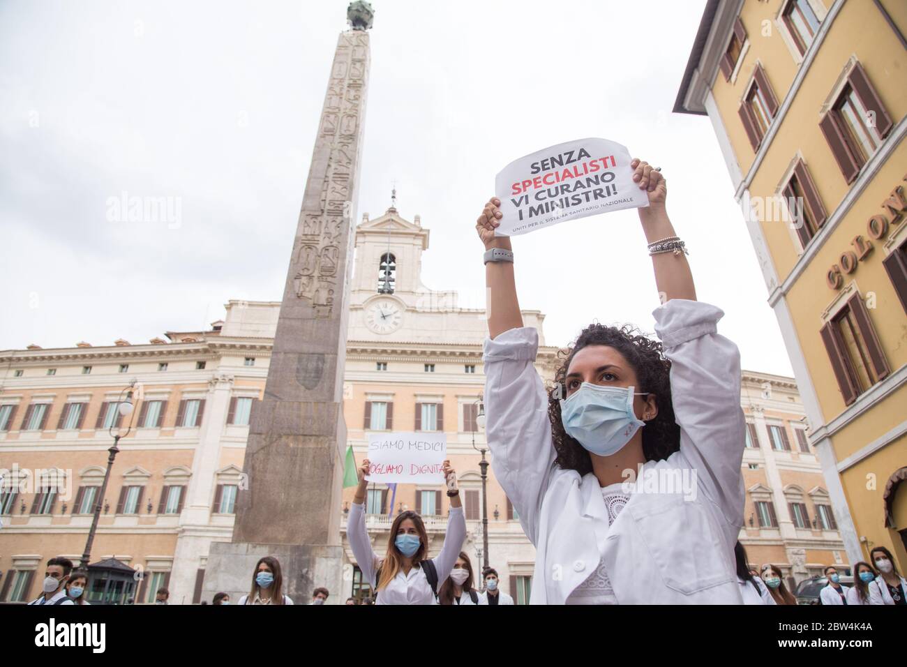 Roma, Italy. 29th May, 2020. Demonstration in front of Palazzo di Montecitorio in Rome organized by students, newly qualified doctors, gray lab coats, doctors in specialist and generalist training. (Photo by Matteo Nardone/Pacific Press) Credit: Pacific Press Agency/Alamy Live News Stock Photo