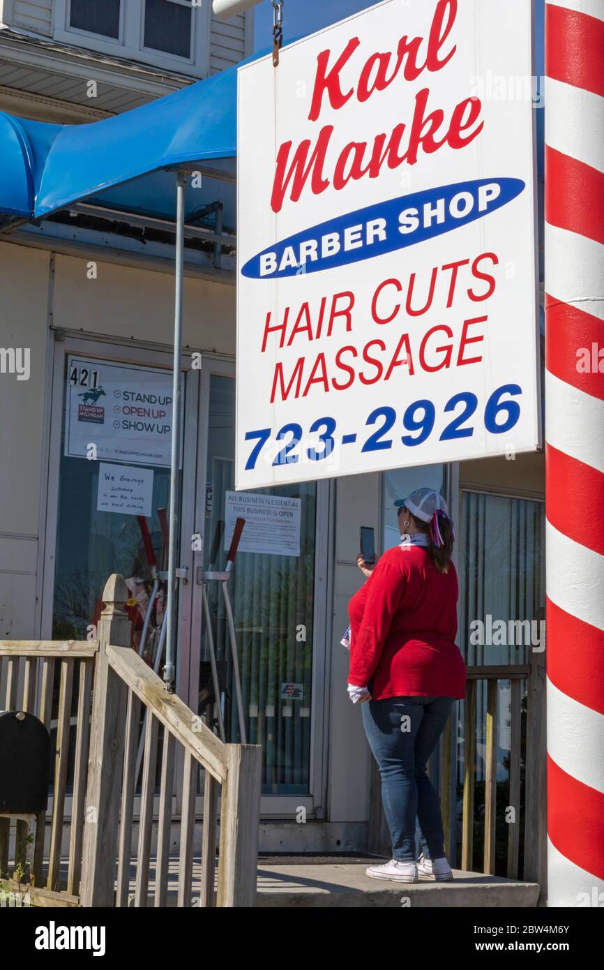 Lansing, Michigan - Karl Manke's barber shop. Manke defied Michigan Gov. Gretchen Whitmer's order closing nonessential businesses during the coronavir Stock Photo