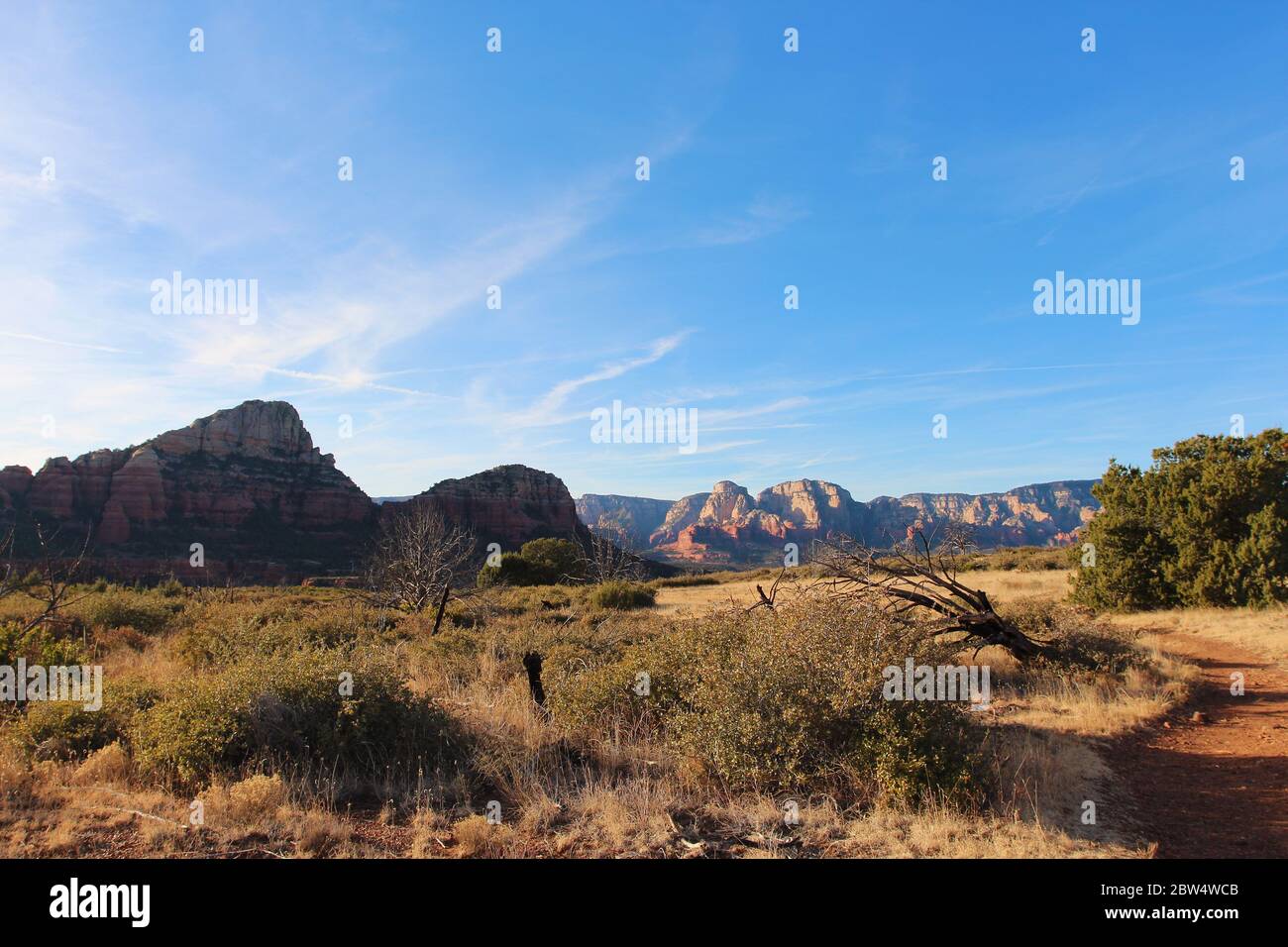 A prairie like plateau on the Brins Mesa Trail surrounded by red sandstone  and white limestone mountain tops in Sedona, Arizona, USA Stock Photo -  Alamy