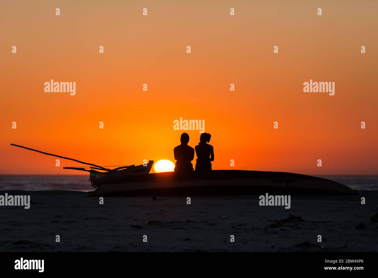 Silhouette couple sunset ocean beach Stock Photo - Alamy