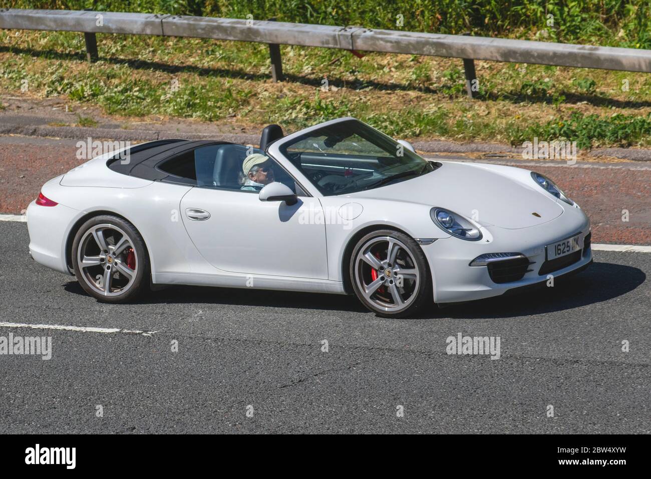 Side view white porsche 911 hi-res stock photography and images - Alamy