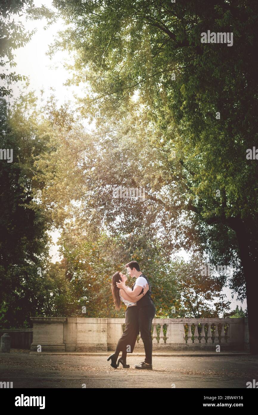 Couple in love in nature. A young couple hugging and kissing in a park ...