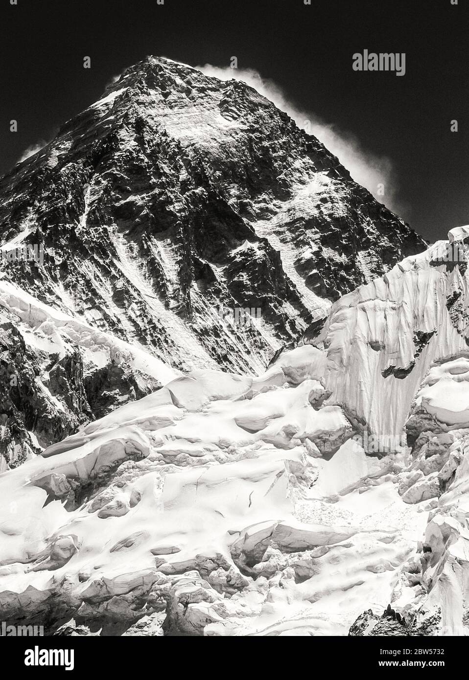 Nepal. Mount Everest [Chomolongma] 8848m the highest mountain in the world, in monochrome, as seen from Kalar Patar above Gorak Shep pasture Stock Photo