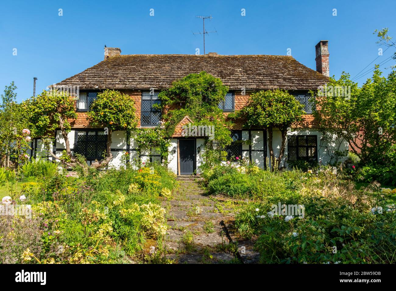 Pretty old cottage and garden in Brewhurst hamlet near Loxwood, West Sussex, UK Stock Photo