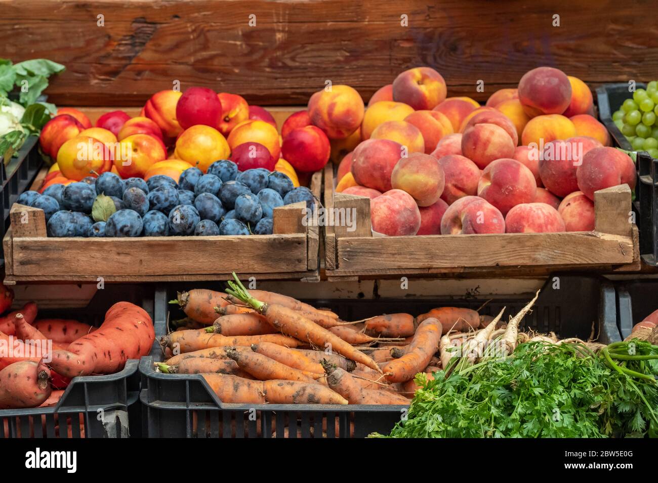 Farmers food market stall with variety of organic vegetables Stock ...