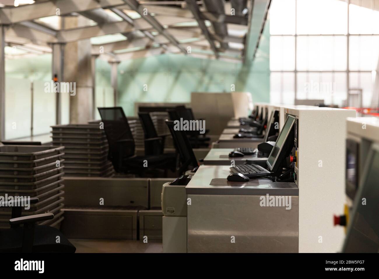Airport check in desk no people hi-res stock photography and images - Alamy
