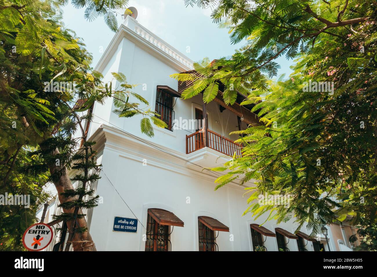 An old French colonial building on the leafy Rue de L'evêché, White Town, Pondicherry, India Stock Photo