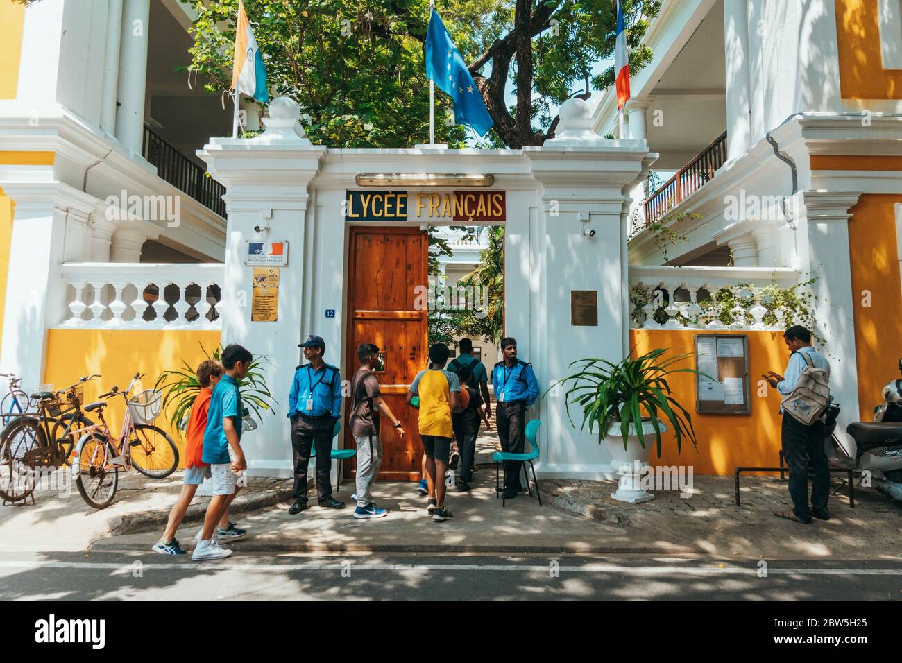 Pupils returning after lunch to the International French School Pondicherry (Lycée français de Pondichéry) in the city's leafy White Town suburb Stock Photo