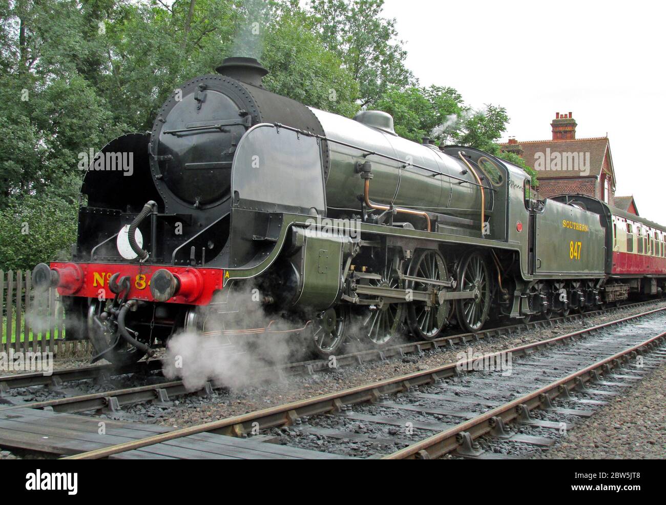 Bluebell Railway S-15 Class 4-6-0 locomotive No.847 at Sheffield Park station in Southern Region railway company colours built in 1936 Stock Photo