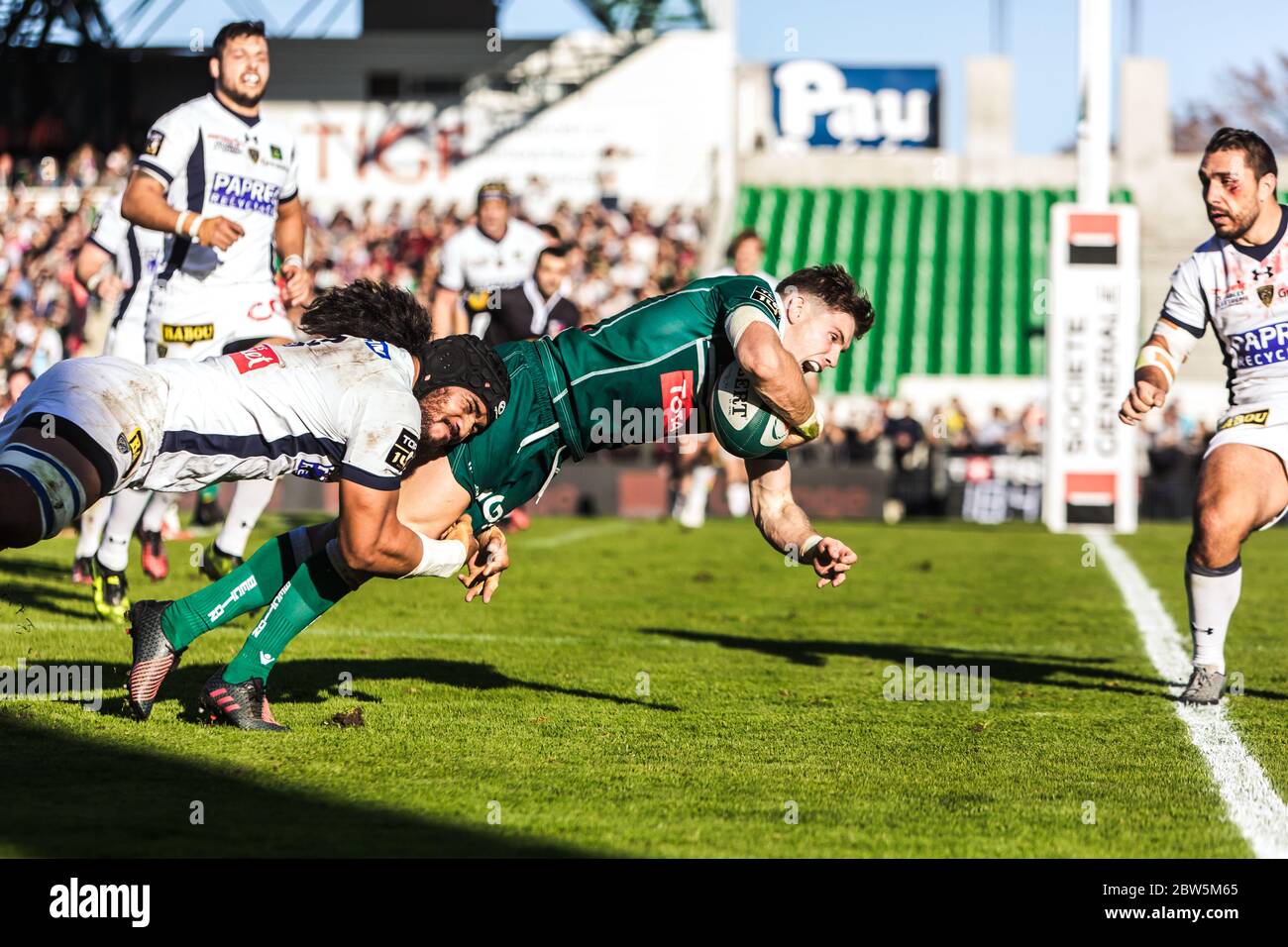 PAU, FRANCE - DECEMBER 03 2016 : Colin Slade during the  Top 14 match between Section Paloise and ASM Clermont at Stade du Hameau. Stock Photo