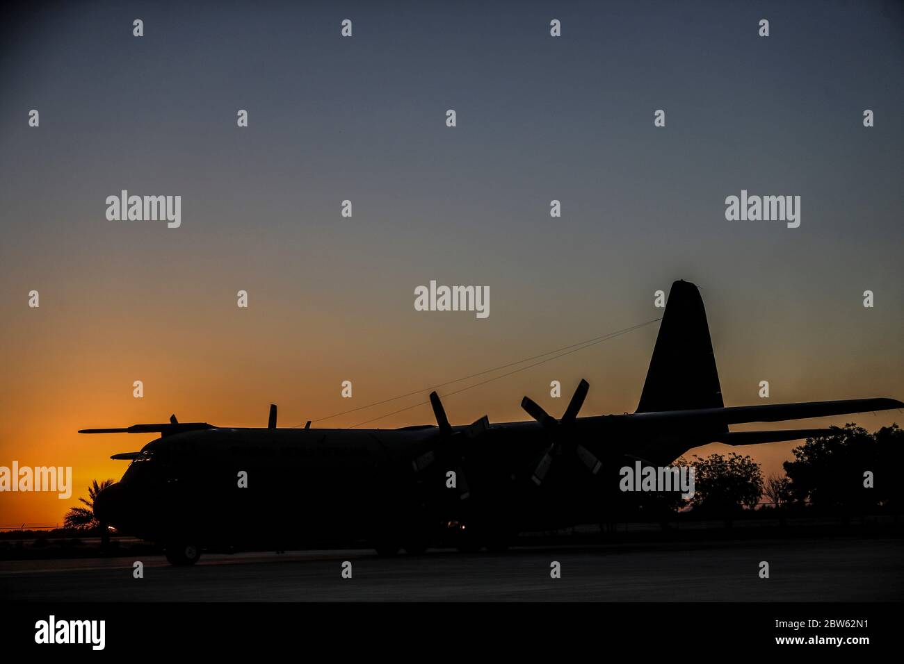 HERMOSILLO, MEXICO - MAY 28:Soldiers from the Mexican army and air force unload medical equipment and supplies from the Hercules C-130 aircraft at Air Base no. 18 to implement Plan DN-III-E and attend to the Covid-19 health emergency  Arrival of the Spartan C27J aircraft from Mexico City to the No.18 Military Air Base loaded with medical equipment and supplies to attend the health emergency by Covid-19    Soldados del ejército y la fuerza aérea mexicanos descargan equipos médicos y suministros de la aeronave Hercules C-130 en la Base Aerea no. 18 para implementar el Plan DN-III-E y atender la Stock Photo