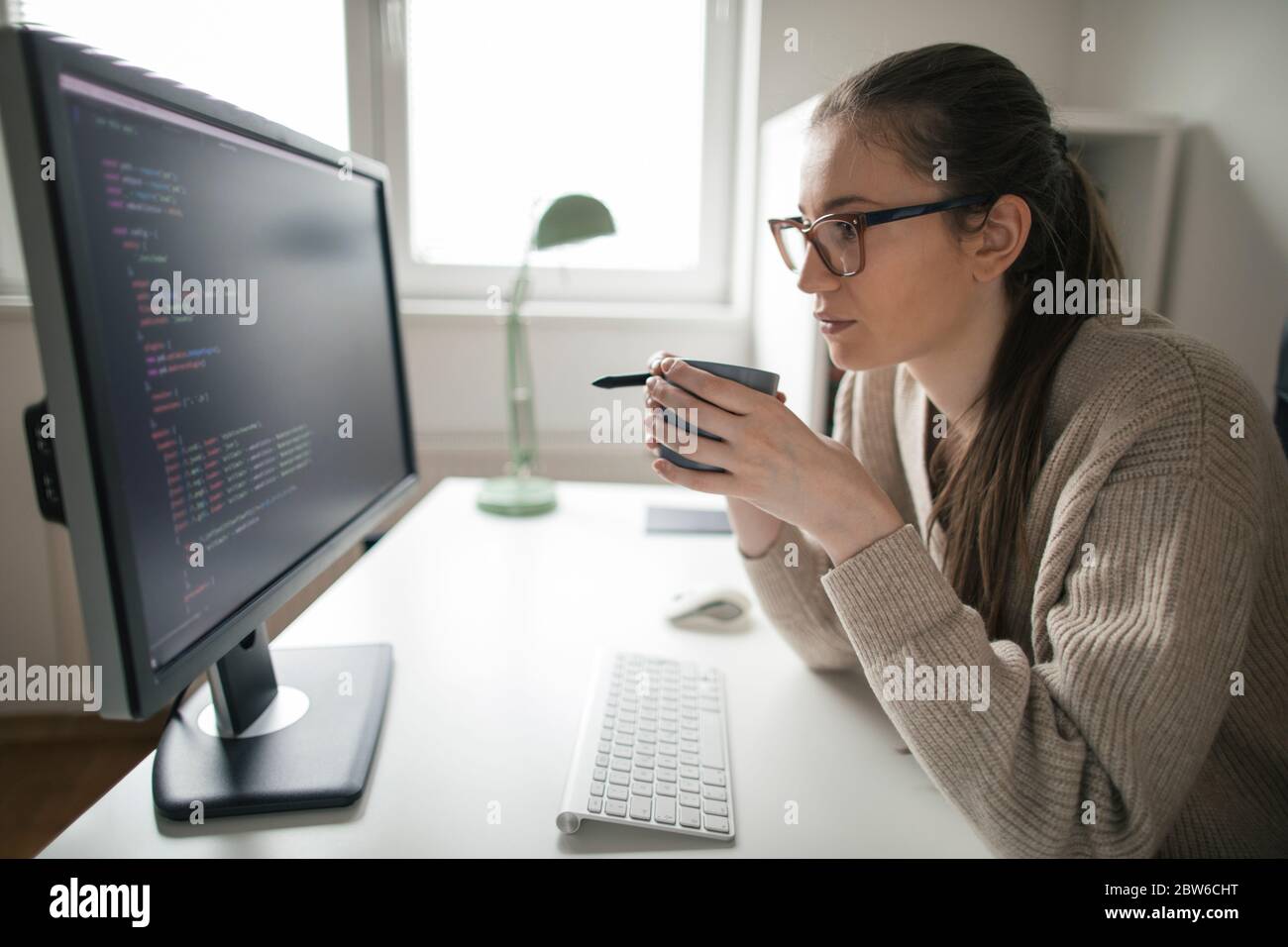 Woman programmer hi-res stock photography and images - Alamy