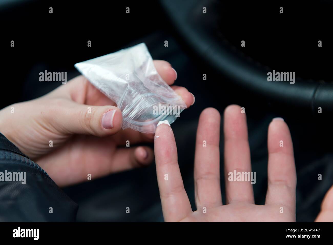 Cut cocaine hi-res stock photography and images - Alamy