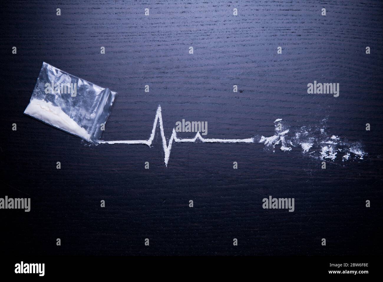 the cocaine lane from the sachet depicts a heartbeat line and dissolves at the end. Bad total drug use Stock Photo