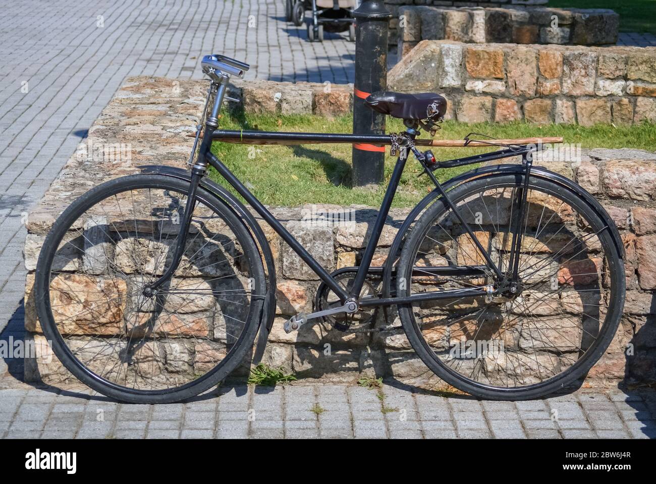 Old fashioned black bicycle hi-res stock photography and images - Alamy