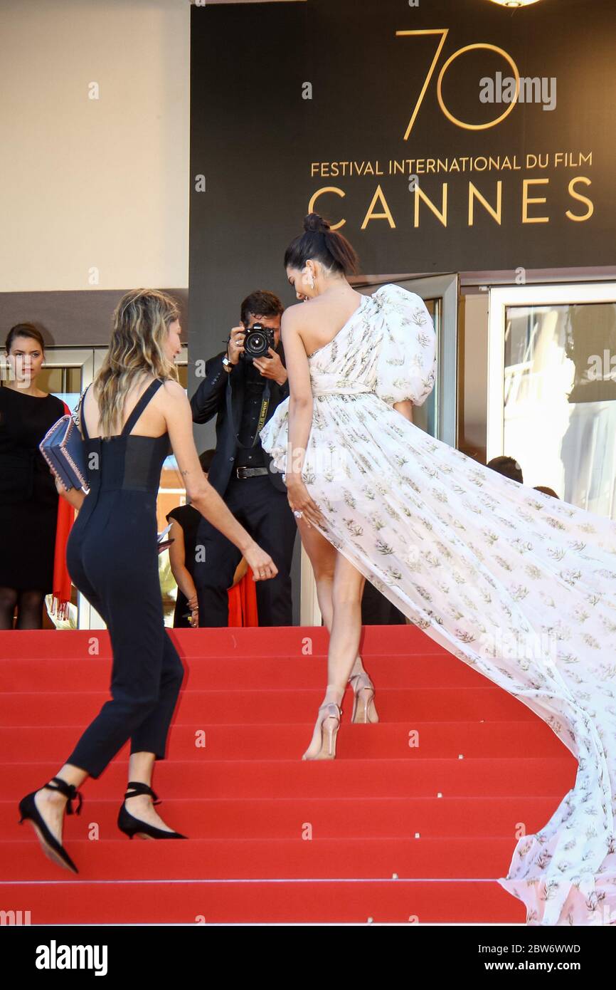 Kendall Jenner pose sur le tapis rouge à l'occassion de la montée des marches pour le film 120 BATTEMENtS PAR MINUTE pendant le soixante-dixième (70ème) Festival du Film à Cannes, Palais des Festivals et des Congres, Cannes, Sud de la France, samedi 20 mai 2017. Philippe FARJON / VISUAL Press Agency Stock Photo
