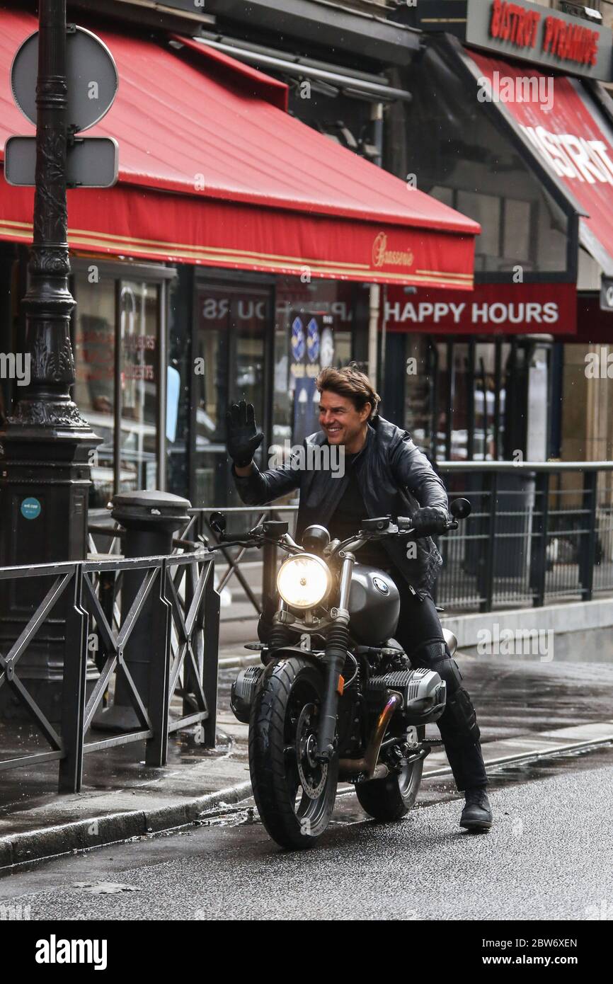 Tom Cruise riding motorbike in front of crowd filming Mission Impossible 3  in Paris, France, 2017 Stock Photo - Alamy