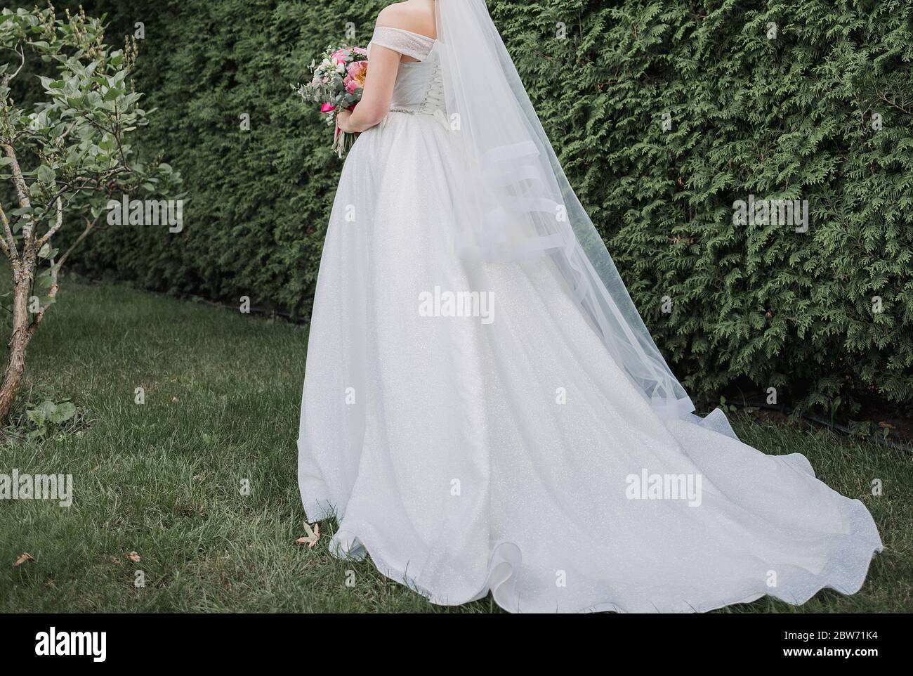 bride with a bouquet of flowers at wedding Stock Photo - Alamy