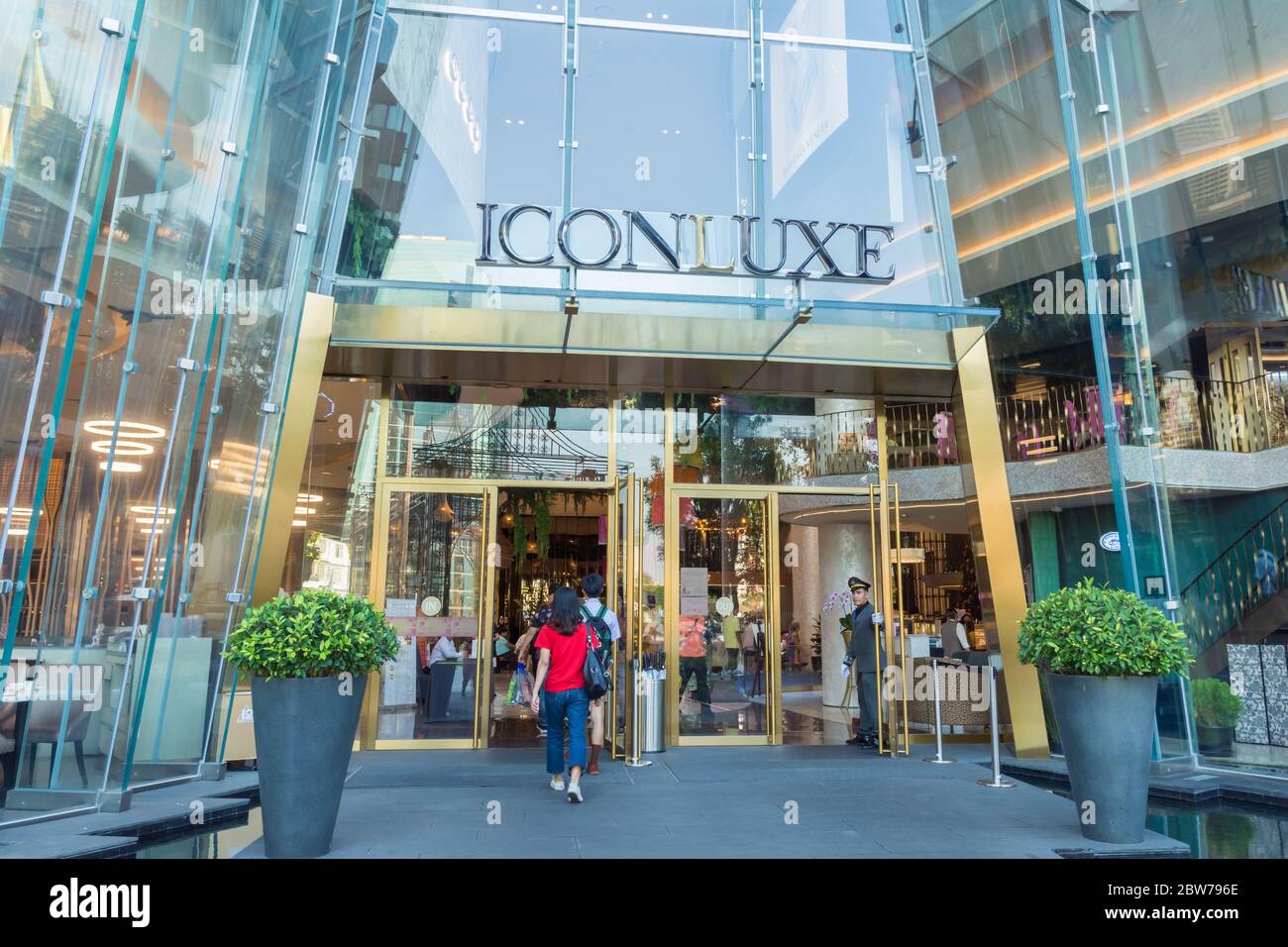 The Oakley Store in the ICON SIAM Shopping Mall. Editorial Stock Photo -  Image of accessories, commercial: 144751573