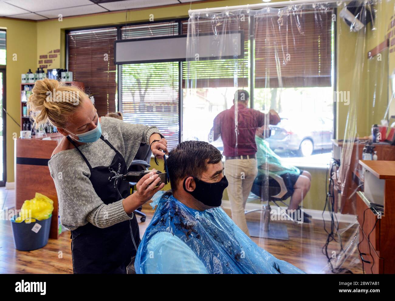 Illinois, USA. 29th May, 2020. Customers have their hair done at a hair salon in Wilmette, Illinois, the United States, May 29, 2020. Thousands of restaurants and bars struggling on the verge Illinois, USA. 29th May, 2020. Customers have their hair done at a hair salon in Wilmette, Illinois, the United States, May 29, 2020. Thousands of restaurants and bars struggling on the verge