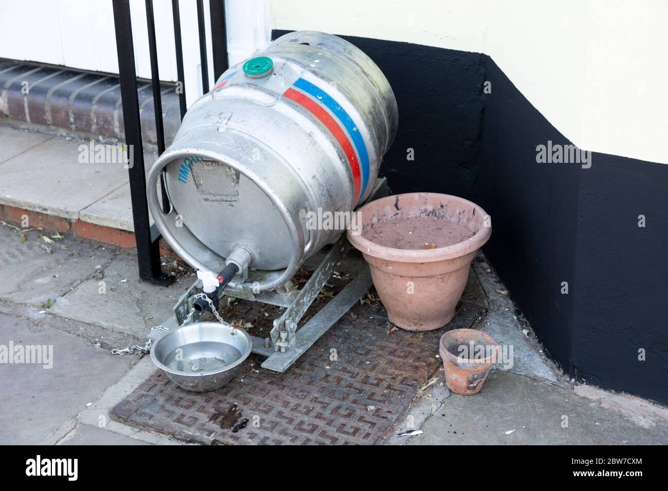 Beer keg used as a water container for dogs, outside a pub UK Stock