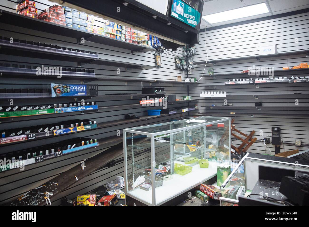 Minneapolis Usa 29th May 2020 A Looted Liquor Store Is Seen