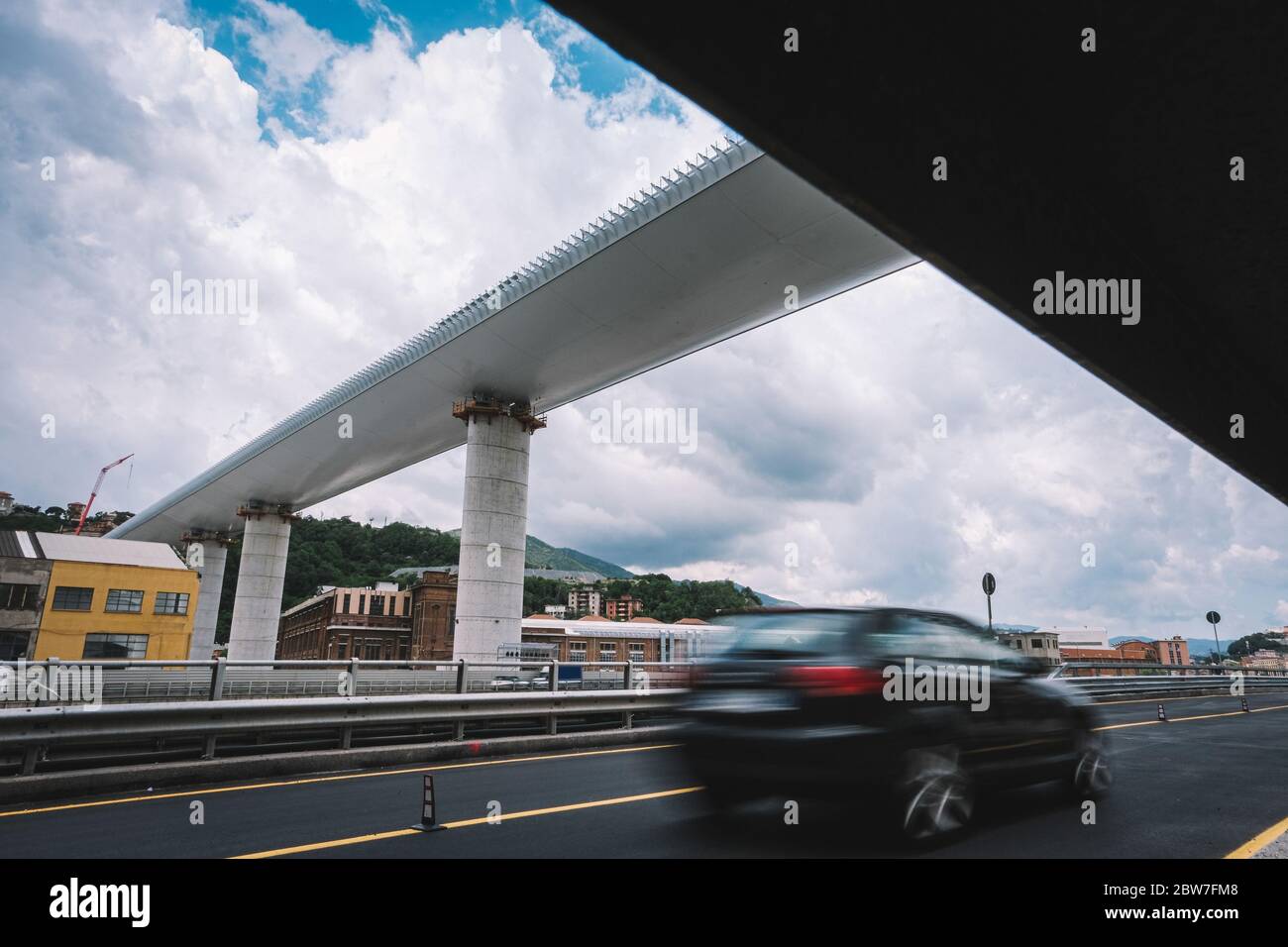 Genova 29-5-2020  Work in progress on the Ponte Morandi bridge. The old bridge collapsed in August 2018 and the new one will be hopefullly ready in July 2020. In this building site workers kept working also during the Coronavirus pandemic (Covid-19)  Proseguono i lavori del nuovo ponte Morandi dopo il crollo di Agosto 2018. I lavori dovrebbero ultimarsi nel mese di Luglio. Il cantiere non si  fermato neppure durante la pandemia di Coronavirus (Covid-19).  Photo: Federico Tardito / 1+9 images / Insidefoto Stock Photo