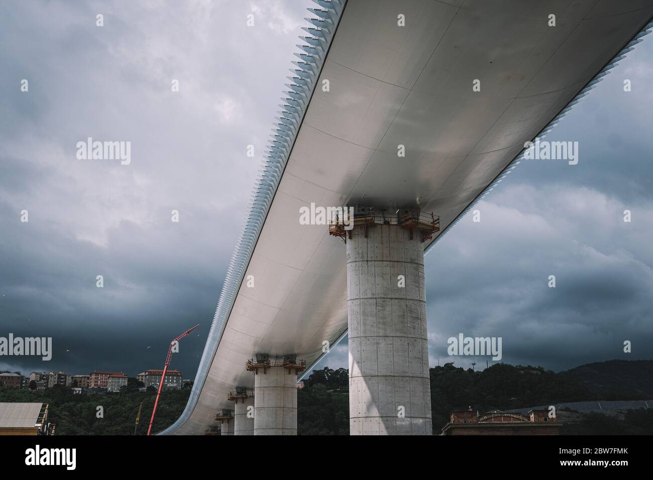 Genova 29-5-2020  Work in progress on the Ponte Morandi bridge. The old bridge collapsed in August 2018 and the new one will be hopefullly ready in July 2020. In this building site workers kept working also during the Coronavirus pandemic (Covid-19)  Proseguono i lavori del nuovo ponte Morandi dopo il crollo di Agosto 2018. I lavori dovrebbero ultimarsi nel mese di Luglio. Il cantiere non si  fermato neppure durante la pandemia di Coronavirus (Covid-19).  Photo: Federico Tardito / 1+9 images / Insidefoto Stock Photo