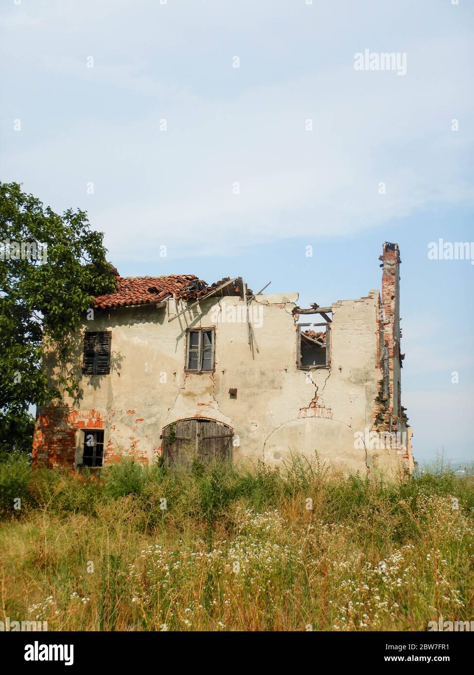 An old abandoned house in the countryside: ruins Stock Photo - Alamy