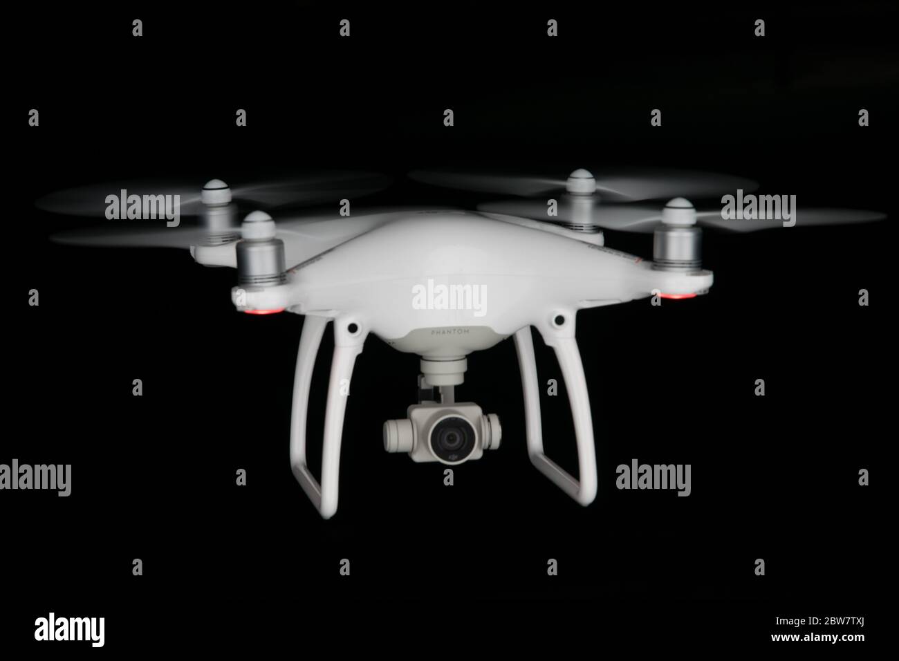 Drohne DJI Phantom 4 mit integrierter, Gimbal-gelagerter Kamera fliegt Nachts in der Luft - Flugdrohne Stock Photo