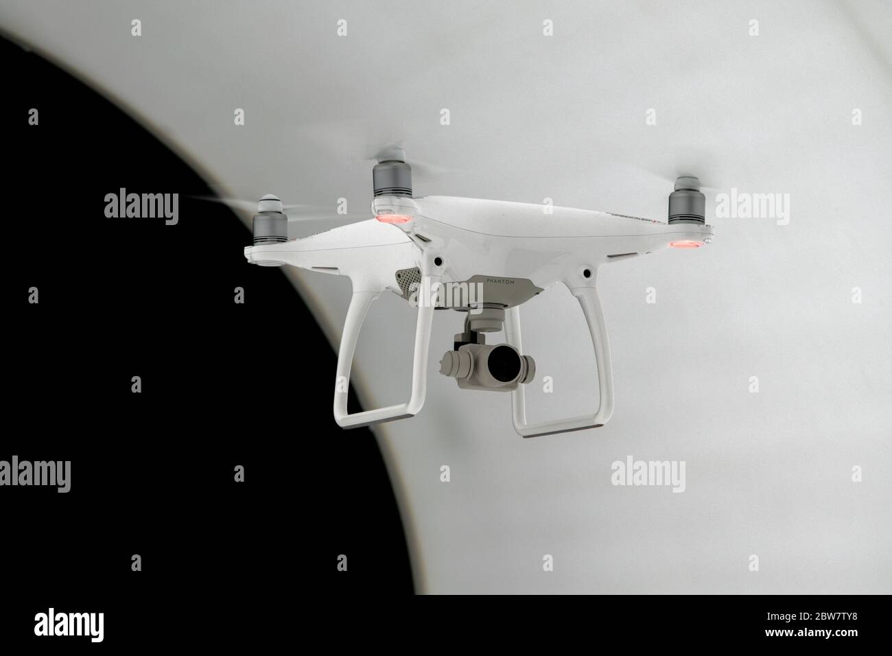 Drohne DJI Phantom 4 mit integrierter, Gimbal-gelagerter Kamera fliegt Nachts in der Luft - Flugdrohne Stock Photo