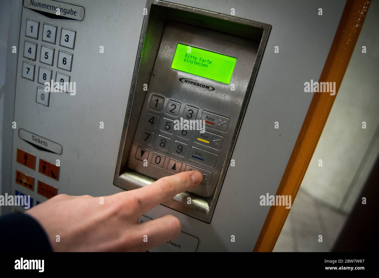 Ticketautomat Der Vvs Am Schlossplatz In Stuttgart Stock Photo Alamy