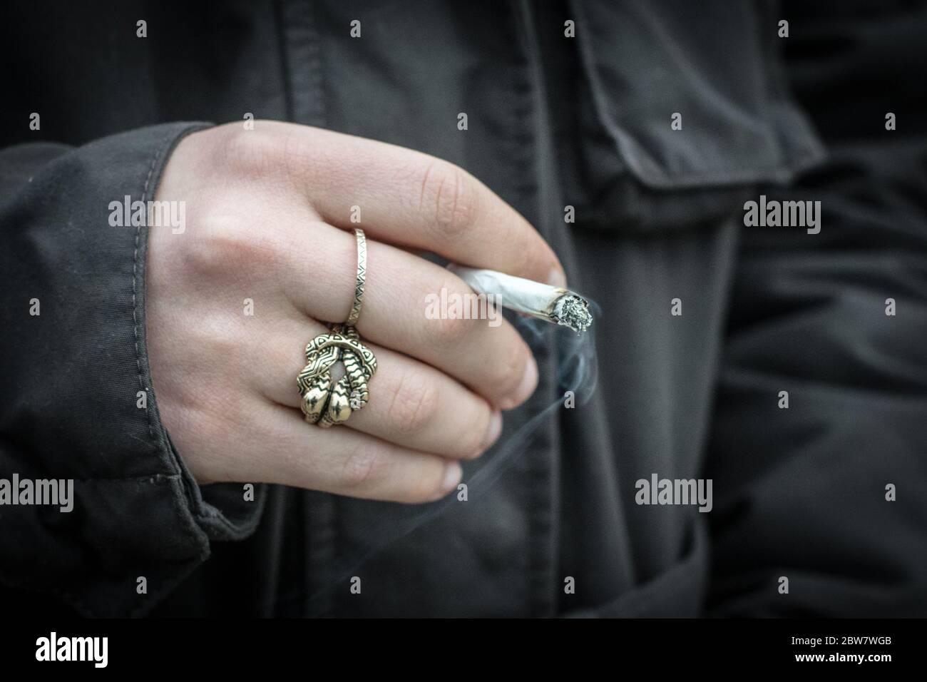 Jugendliche zeigt Fäuste mit Zigarette Stock Photo