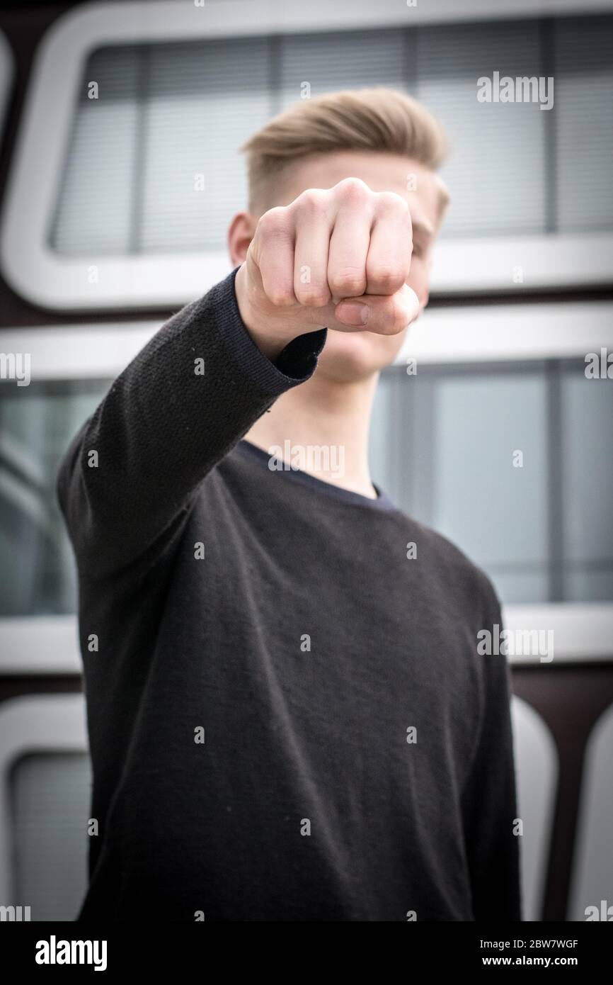 Jugendlicher schlägt mit Faust zu - Gewaltdarstellung Stock Photo