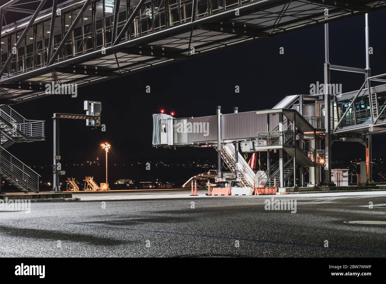 Fluggastbrücke am Flughafen Stuttgart (STR/EDDS) bei Nacht Stock Photo