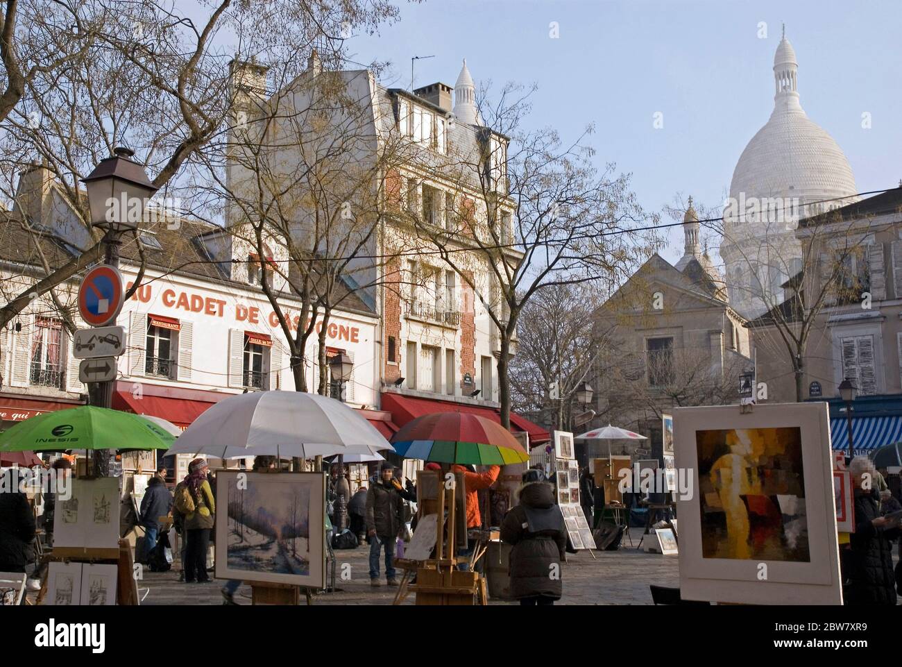 Montmartre, Paris Place du Tertre on a Sunday morning Stock Photo Alamy