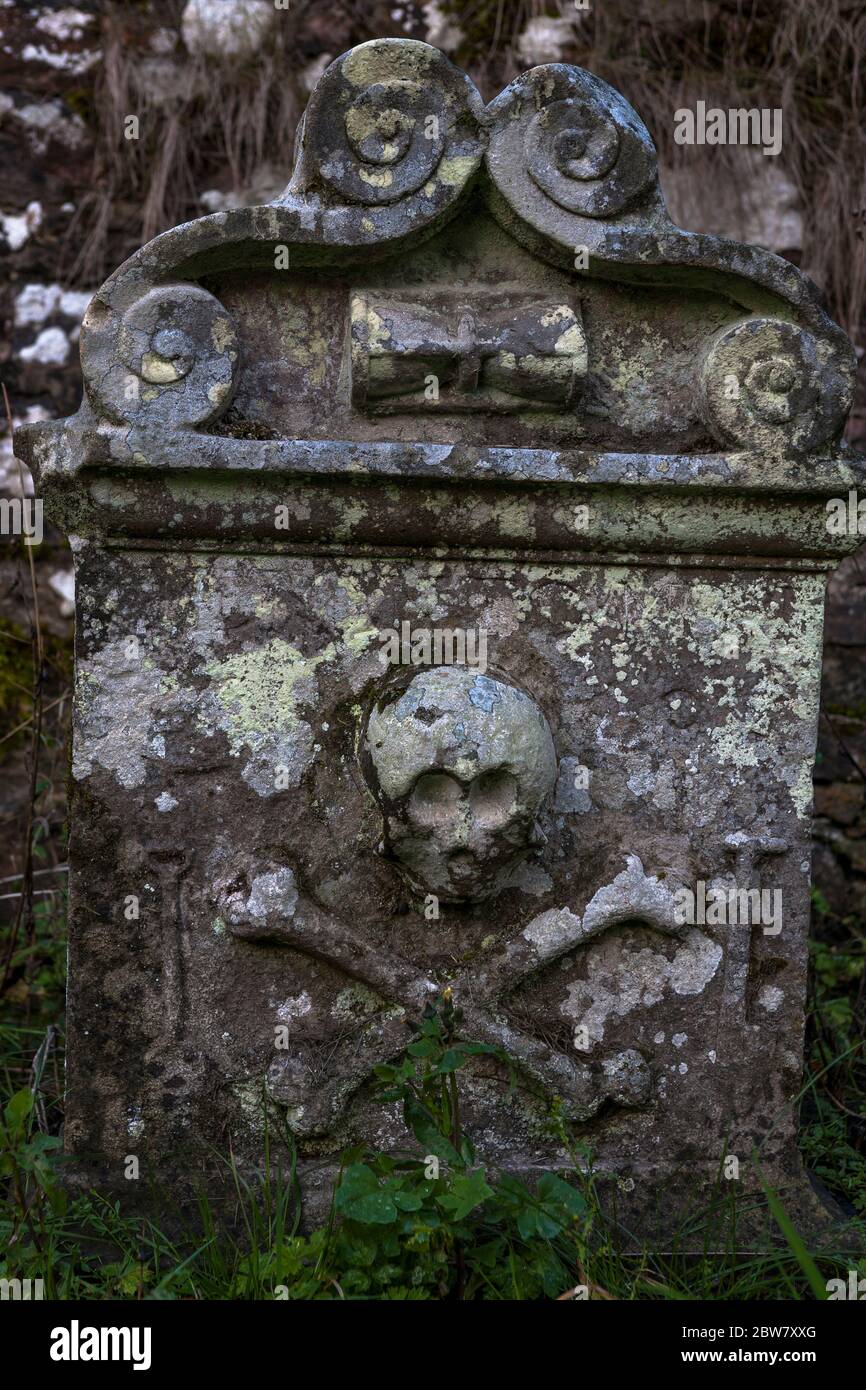 Skull and crossbones on an old tombstone, Old Temple Kirk, Midlothian, Scotland Stock Photo Alamy