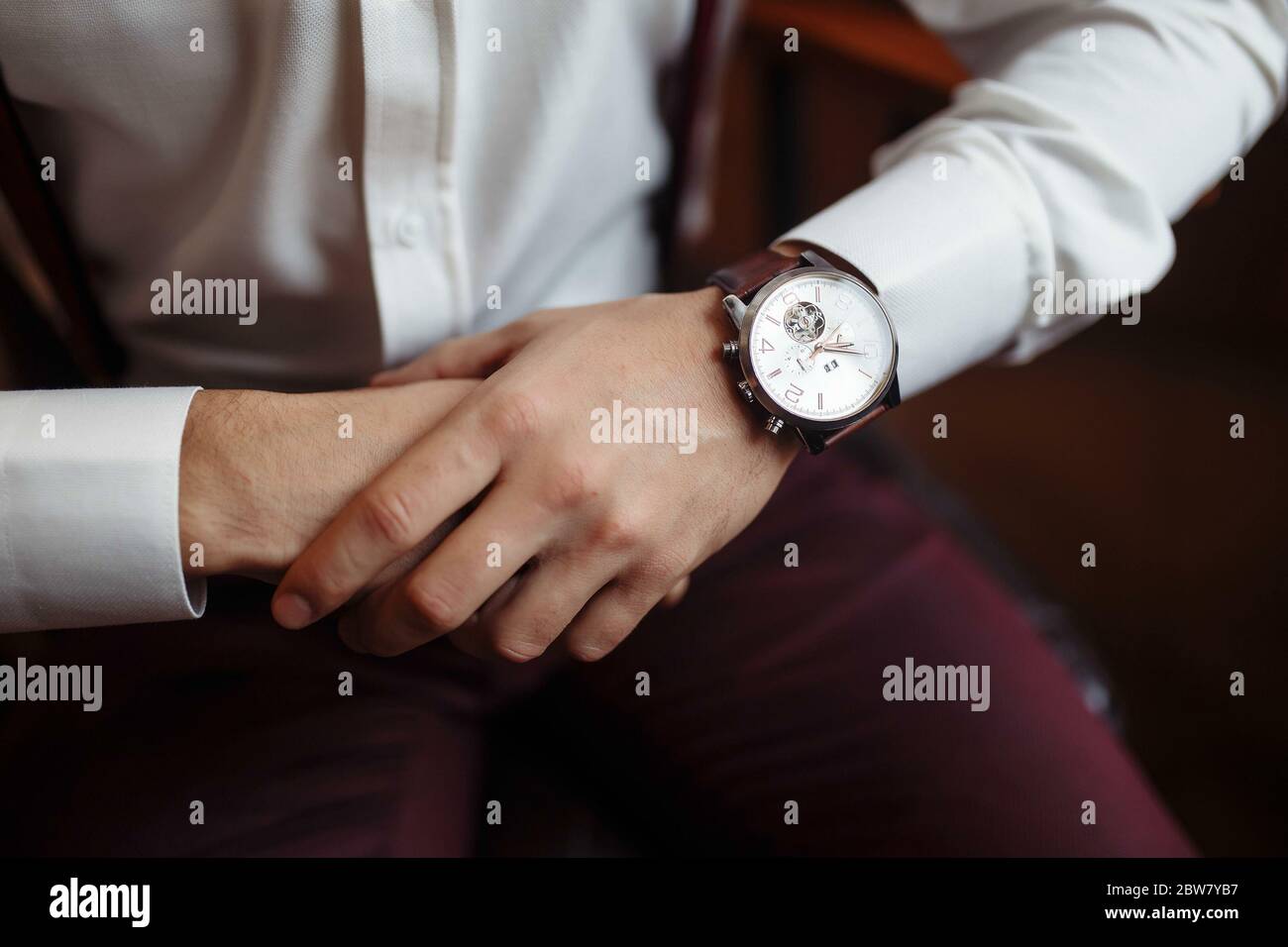 Наручные часы отстают на 7. Бизнесмен часы. Часы «рубашка». Часы на руке бизнесмена. Бизнесмен с часами.