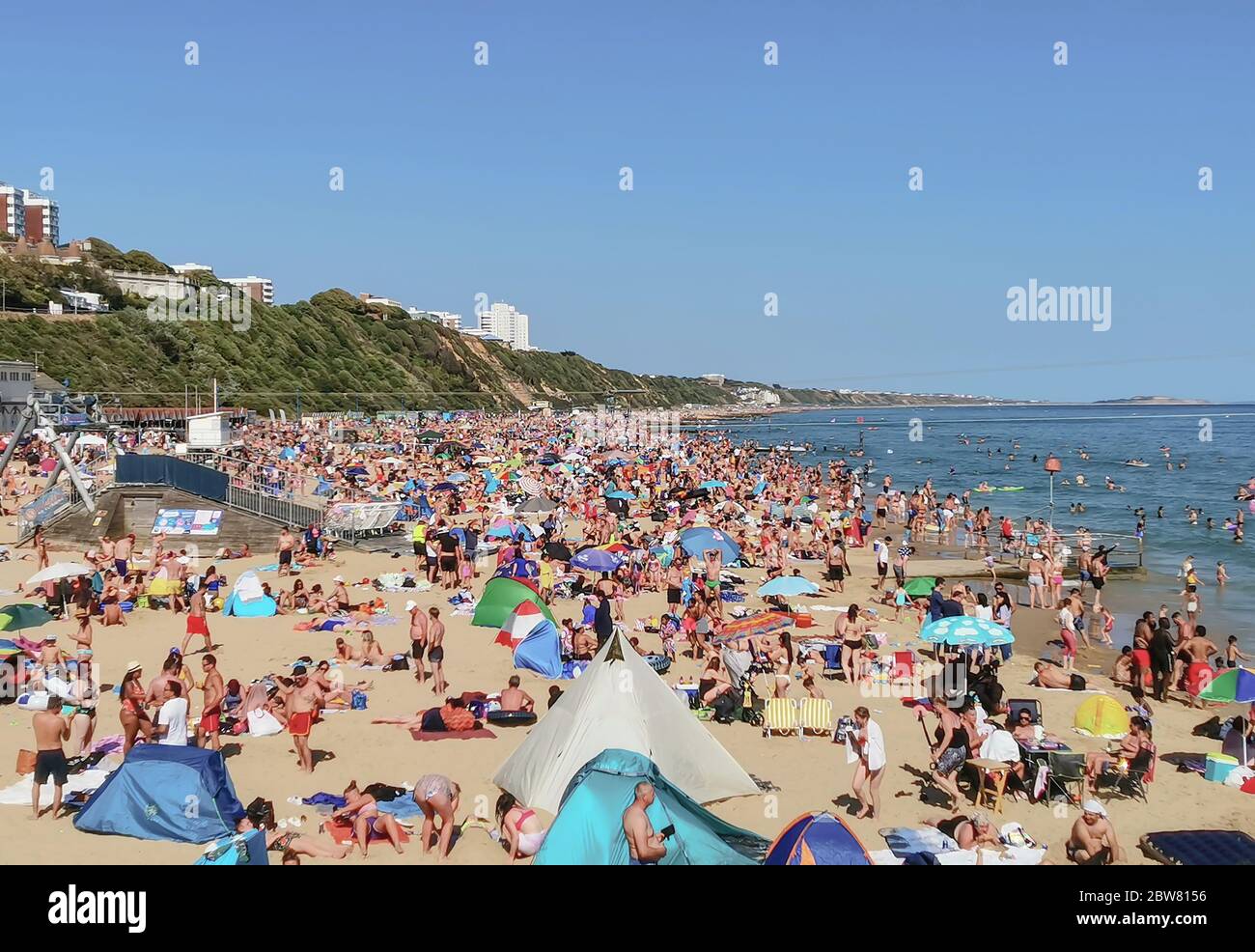 Bournemouth, UK. 30th May 2020. Bournemouth, UK. Thousands of people descend on Bournemouth beach, many ignoring social distancing rules and crowding the beach and sea. Credit: Thomas Faull/Alamy Live News Stock Photo