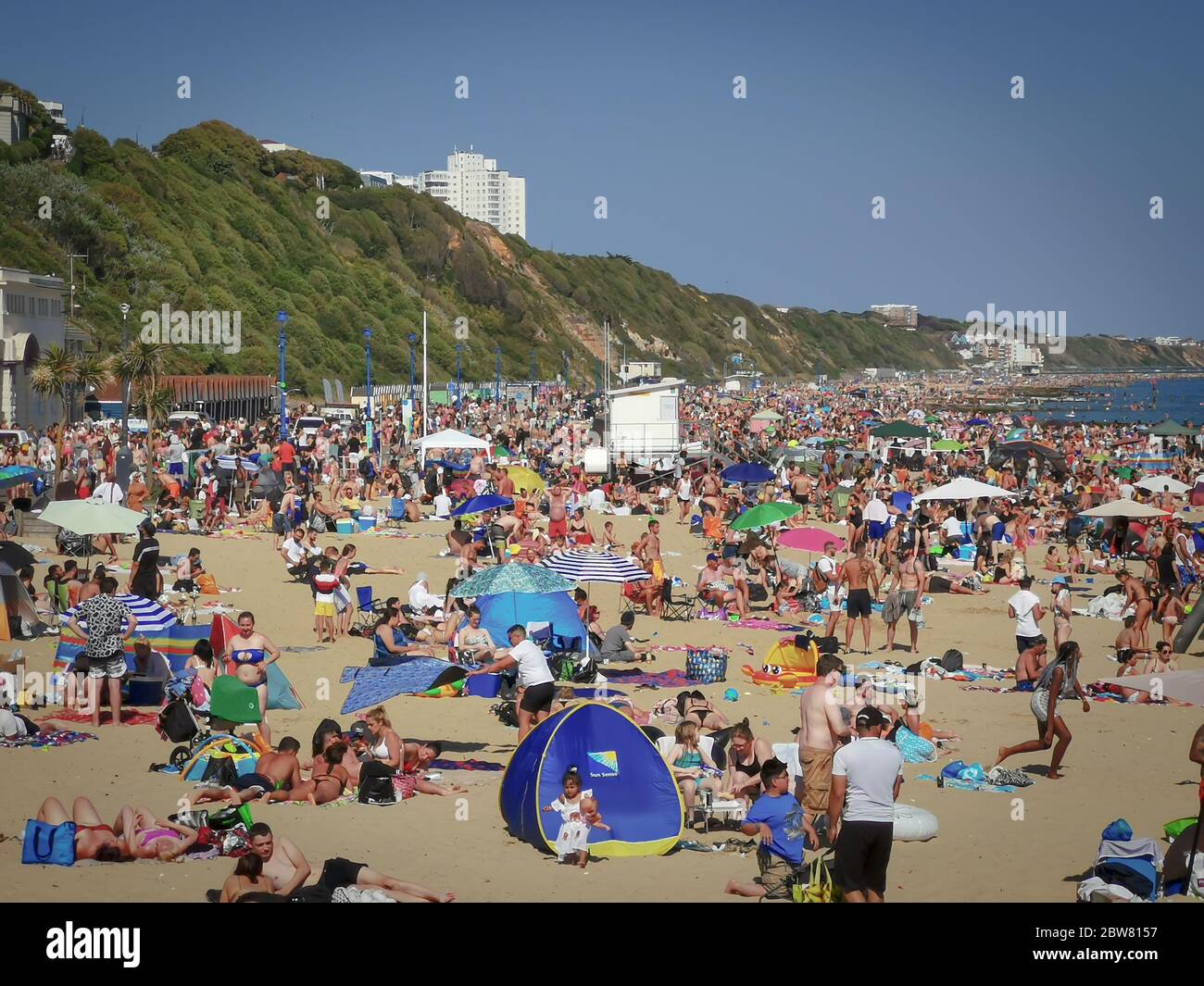 Bournemouth, UK. 30th May 2020. Bournemouth, UK. Thousands of people descend on Bournemouth beach, many ignoring social distancing rules and crowding the beach and sea. Credit: Thomas Faull/Alamy Live News Stock Photo