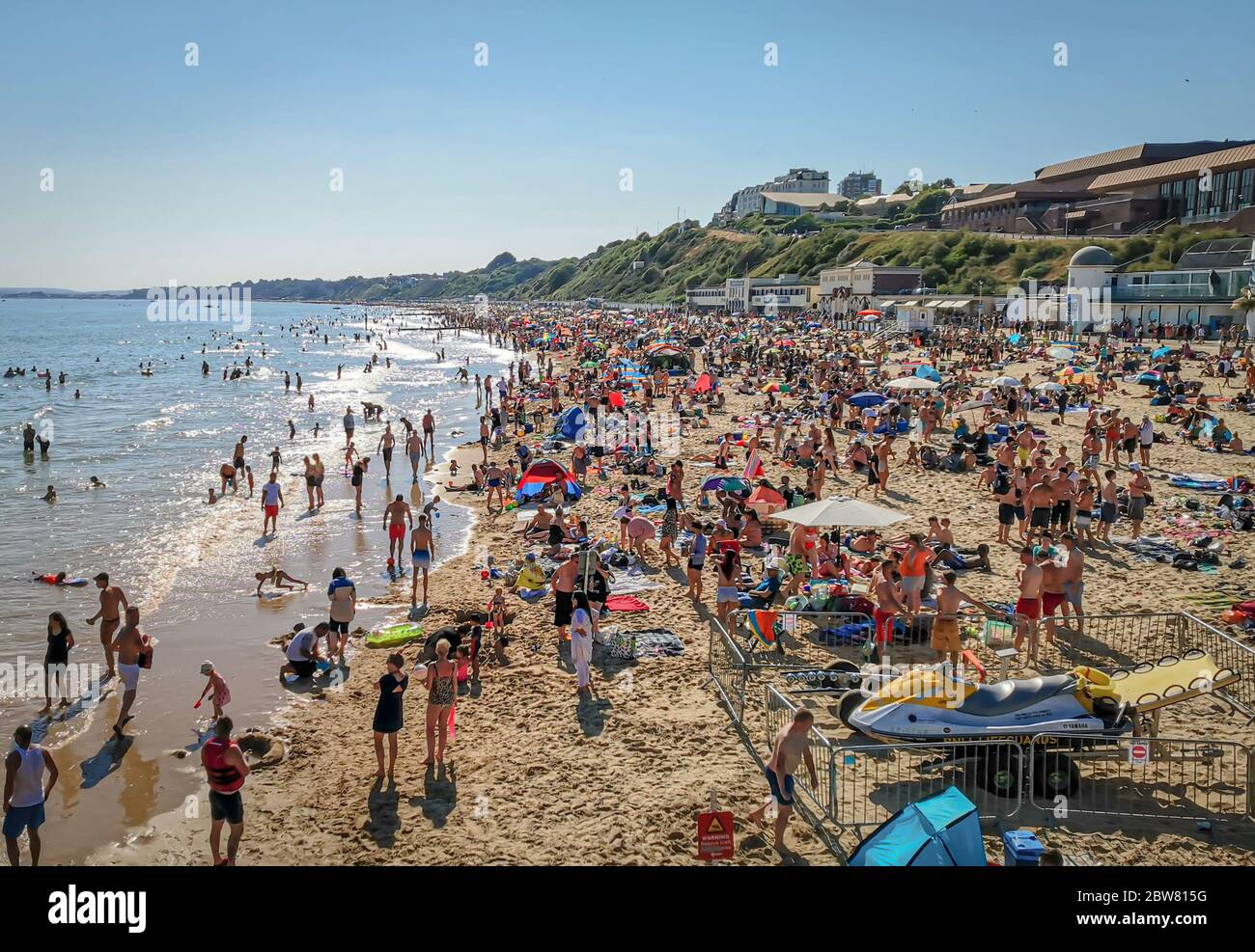 Bournemouth, UK. 30th May 2020. Bournemouth, UK. Thousands of people descend on Bournemouth beach, many ignoring social distancing rules and crowding the beach and sea. Credit: Thomas Faull/Alamy Live News Stock Photo