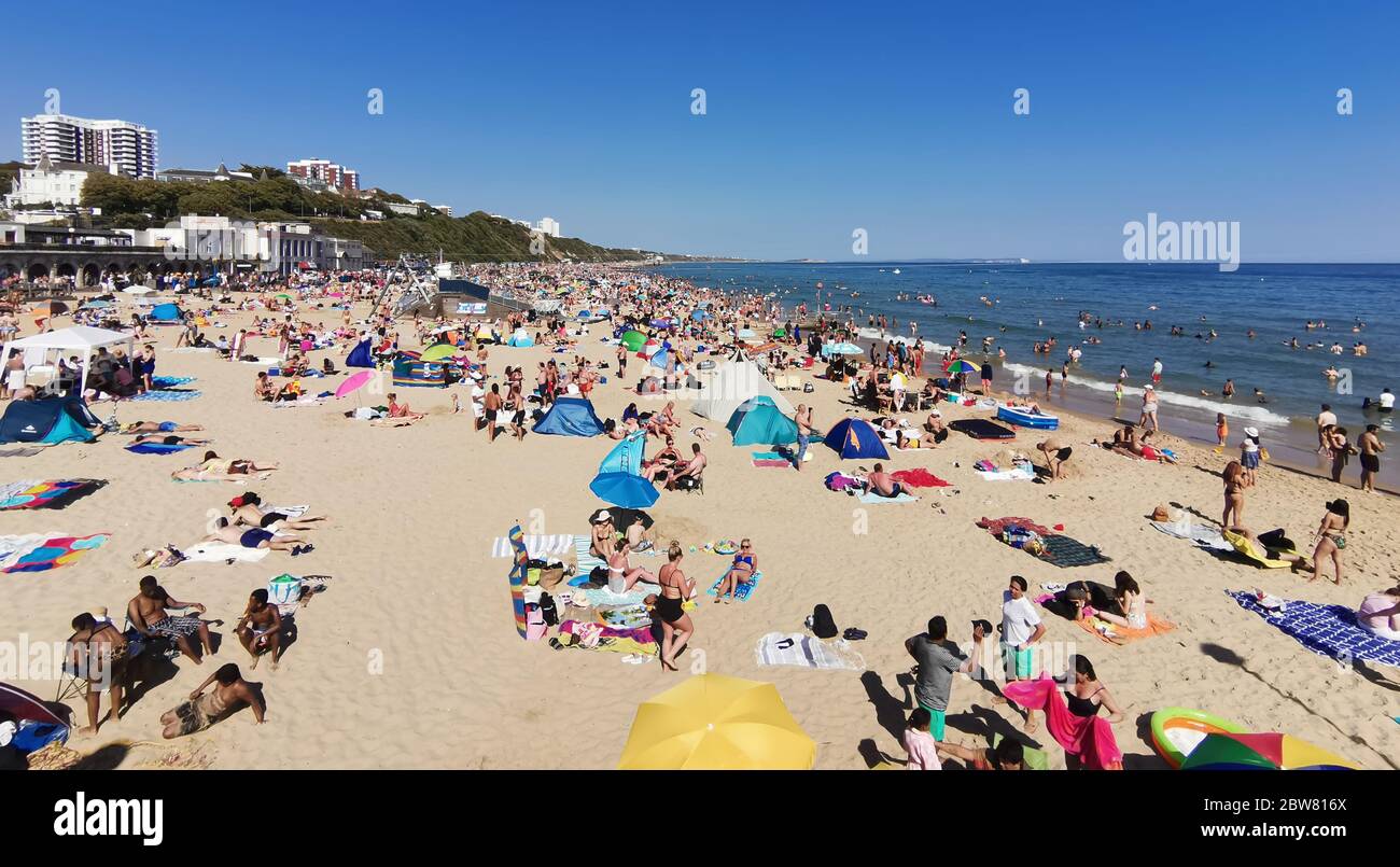 Bournemouth, UK. 30th May 2020. Bournemouth, UK. Thousands of people descend on Bournemouth beach, many ignoring social distancing rules and crowding the beach and sea. Credit: Thomas Faull/Alamy Live News Stock Photo