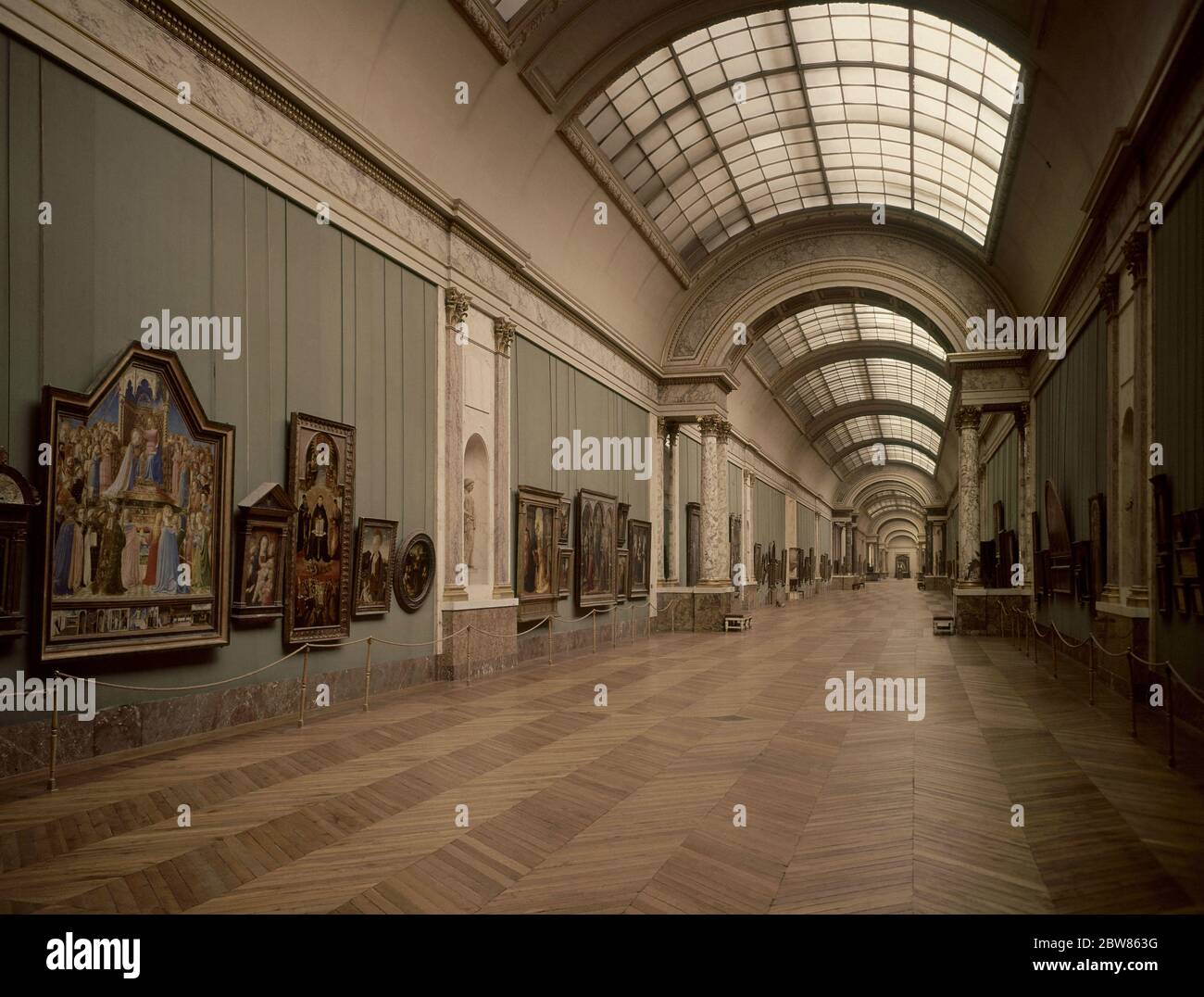 LA GRAN GALERIA. Location: MUSEO DEL LOUVRE-INTERIOR. France Stock ...