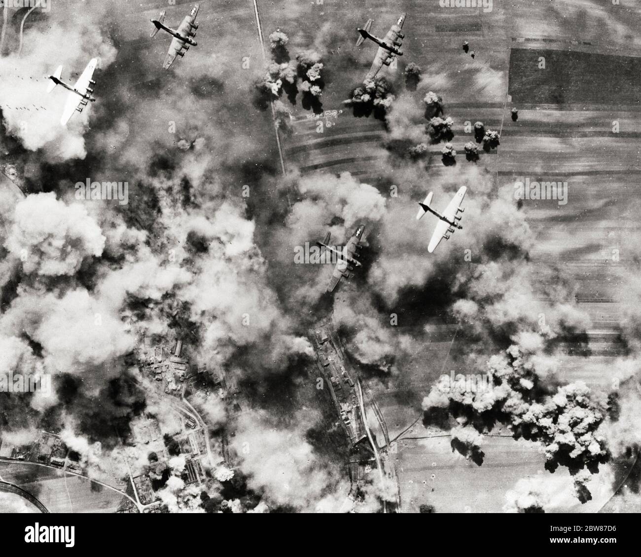 1940S FLIGHT OF B-17 US ARMY AIR CORPS 15TH AIR FORCE BOMBERS BOMBING MESSERSCHMITT AIRCRAFT FACTORY NEAR VIENNA AUSTRIA - asp ap6507 ASP001 HARS WORLD WAR 2 B-17 BOMBERS PRECISION VIENNA AERIAL VIEW AIR CORPS BLACK AND WHITE OLD FASHIONED UNITED STATES ARMY AIR FORCE Stock Photo
