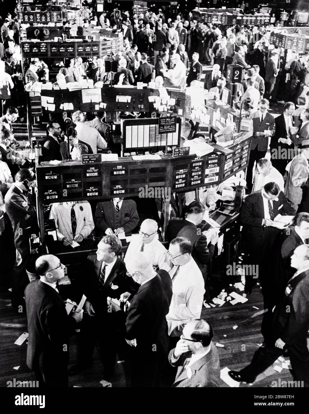 1950s ANONYMOUS MEN BUSINESSMEN BROKERS TRADERS ACTIVE ON FLOOR OF NEW YORK STOCK EXCHANGE NEW YORK CITY NY USA - asp jo8408 ASP001 HARS PERSONS UNITED STATES OF AMERICA MALES RISK B&W FINANCIAL GATHERING FREEDOM DREAMS SELLING HIGH ANGLE STRATEGY CUSTOMER SERVICE NETWORKING POWERFUL OPPORTUNITY MASCULINE NYC OCCUPATIONS STOCKS BUYERS MOTION BLUR TRADING BROKERS NEW YORK SECURITIES CITIES SELLERS NEW YORK CITY NO WOMEN ALL MEN THRONG WALL STREET ATTENDANCE BLACK AND WHITE CAUCASIAN ETHNICITY FINANCIAL DISTRICT OLD FASHIONED TRADERS Stock Photo