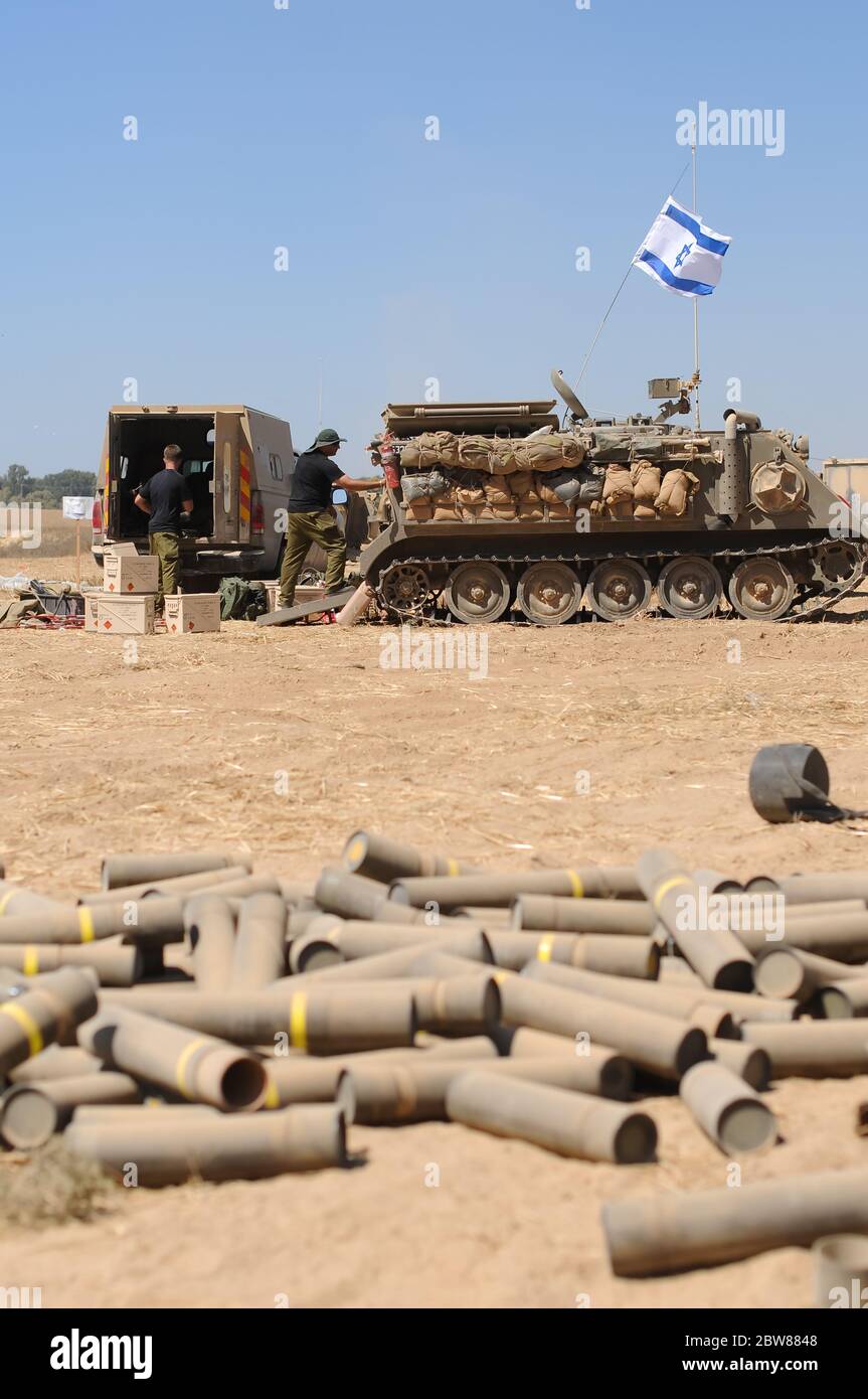 south israel 3 August 2014 israeli soldiers next to the gaza border during a conflict Stock Photo