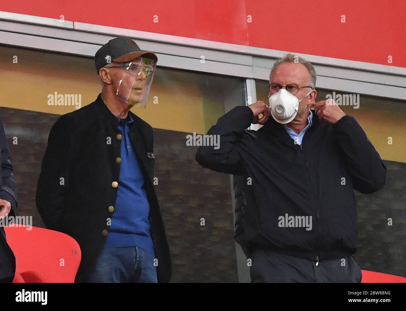 Muenchen, Deutschland, 30. Mai 2020, Franz BECKENBAUER ( ex FCB President,  captain of honor FCB) Karl-Heinz RUMMENIGGE (CEO, Vorstandsvorsitzender FCB  AG) mit mundschutz beim Spiel 1.Bundesliga FC BAYERN MUENCHEN - FORTUNA  DUESSELDORF