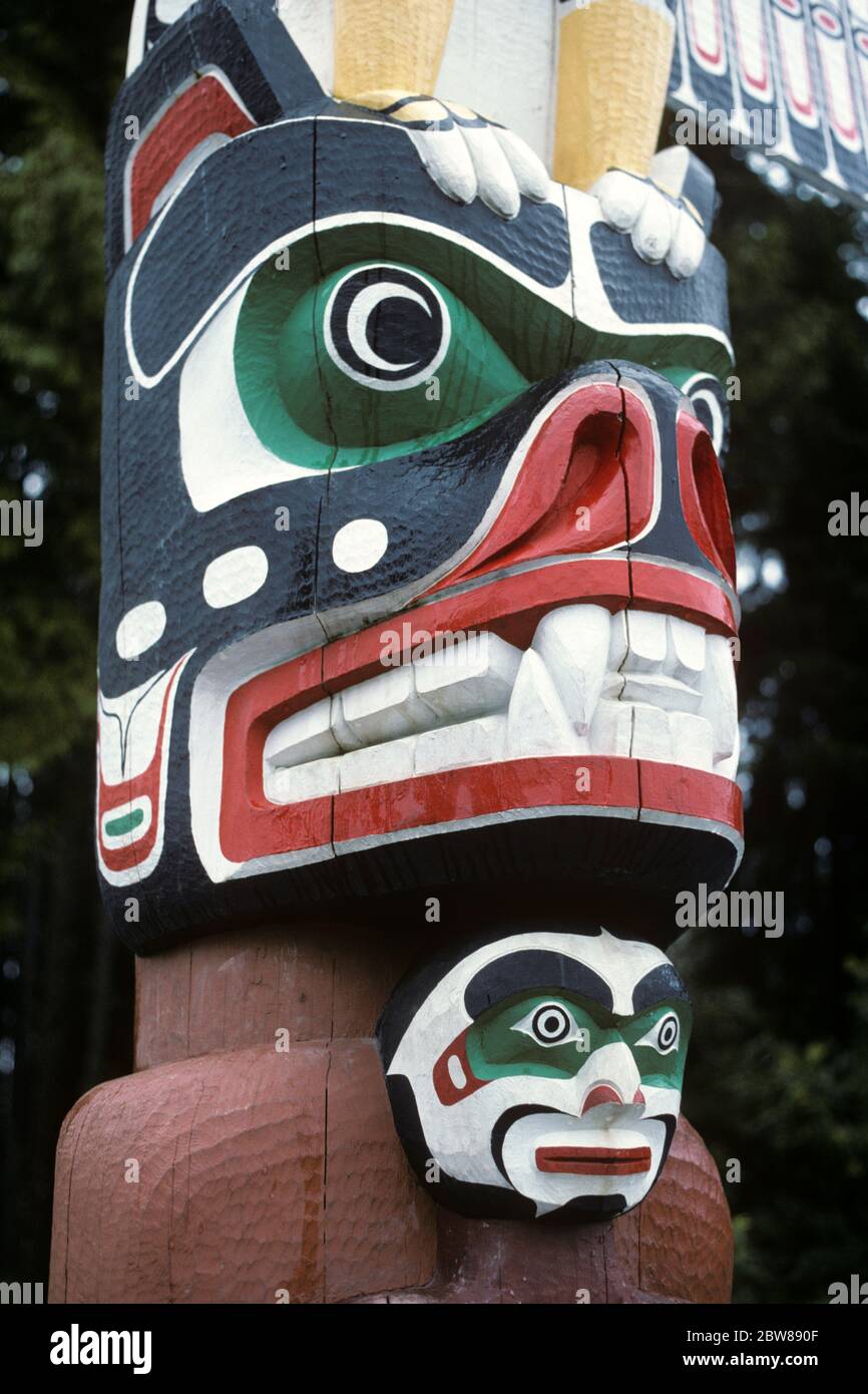 1990s CLOSE-UP DETAIL PORTION OF NATIVE AMERICAN INDIAN CARVED PAINTED WOOD  SYMBOLIC TOTEM POLE PACIFIC NORTHWEST USA - ki10384 LGA001 HARS CARING  SYMBOLS SPIRITUALITY AMERICANS EXPRESSIONS NORTH AMERICA NORTH AMERICAN  HEAD AND