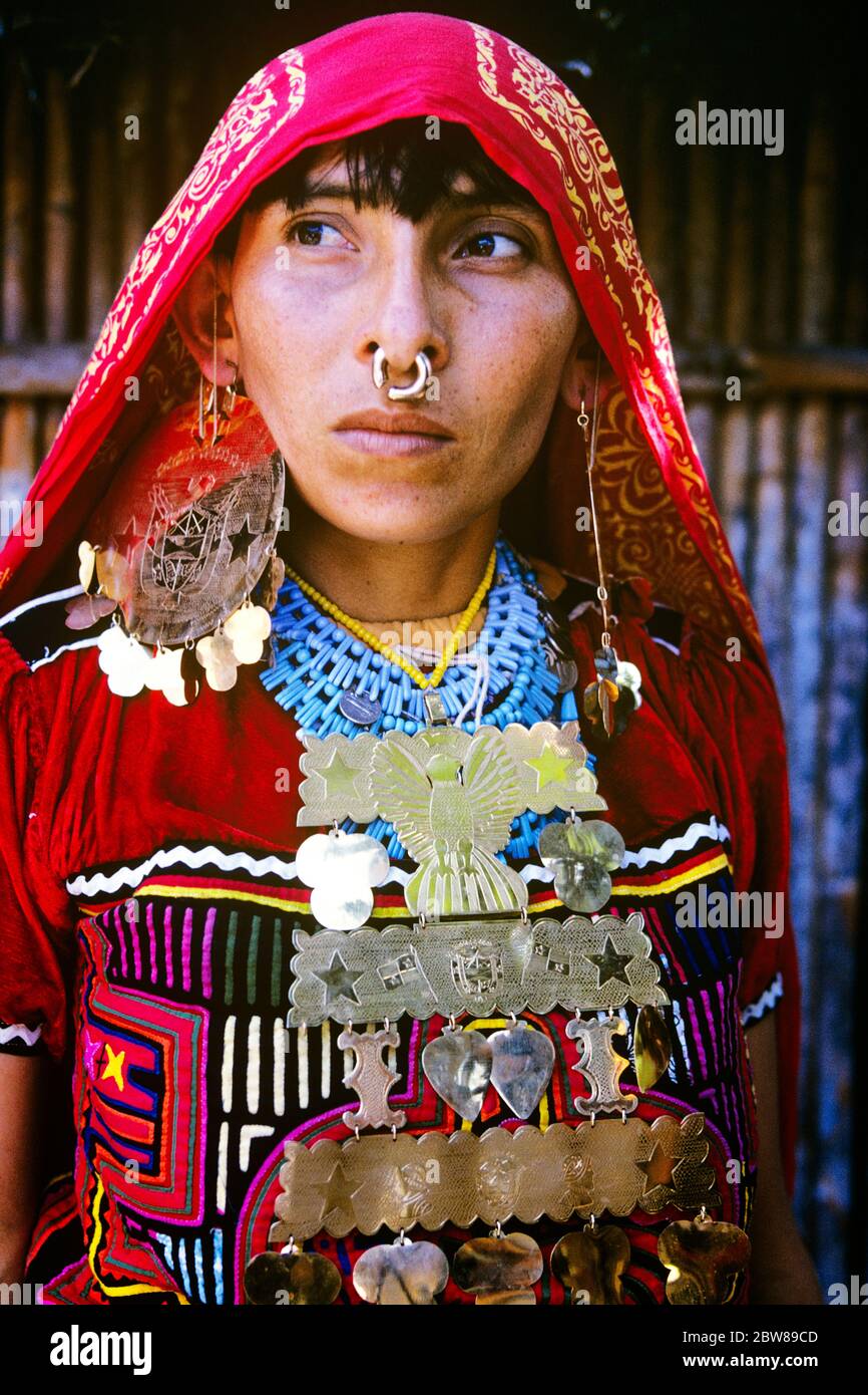 1970s KUNA INDIAN WOMAN WEARING MOLA FABRIC BLOUSE GOLD ORNAMENTAL JEWELRY BEADS NOSE RING GUNA YALA PROVINCE NORTHEAST PANAMA - kr29118 LAN001 HARS TRADITIONAL INDIANS TEXTILE EXPRESSIONS PANAMA HEAD AND SHOULDERS ORNAMENTAL ISLANDS STYLES AND ORNAMENTS NORTHEAST BEADS PRIDE BLOUSE CULTURE STYLISH FORMERLY NATIVE AMERICAN PROVINCE ECOTOURISM FASHIONS MID-ADULT MID-ADULT WOMAN WEAVING CENTRAL AMERICA CENTRAL AMERICAN INDIGENOUS OLD FASHIONED Stock Photo